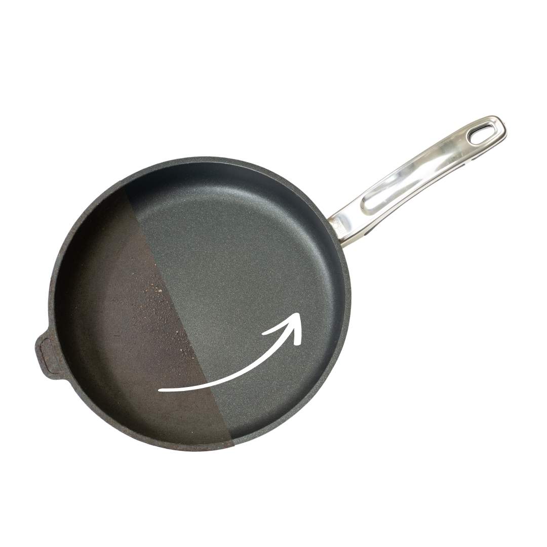Antihaft-Pfanne im Vorher-Nachher-Vergleich mit halb erneuerter Beschichtung.