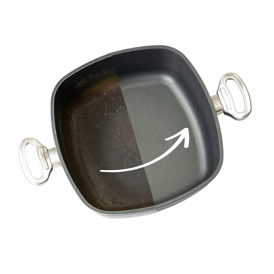 Viereckbräter im Vorher-Nachher-Vergleich mit halb erneuerter Beschichtung.