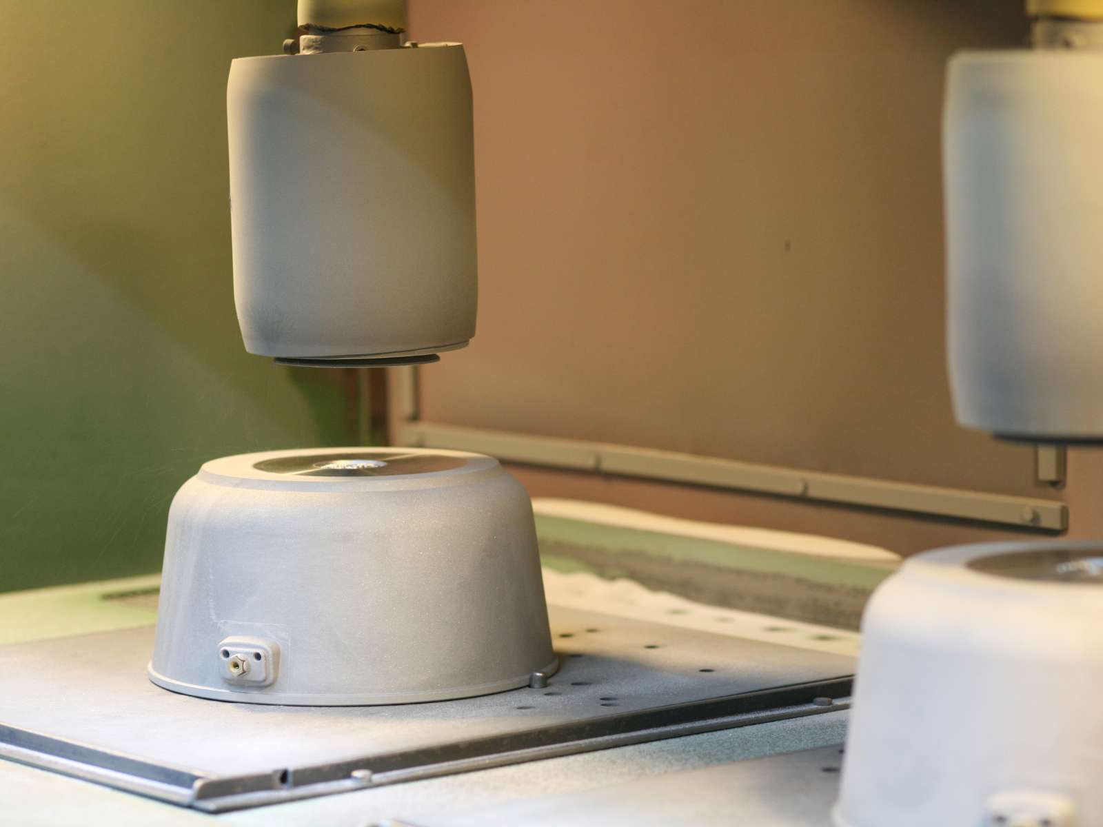 Zwei beschichtete Kochgeschirre im Vorher-Nachher-Vergleich: Links eine Pfanne mit halb erneuerter Oberfläche und dem Hinweis „Pfannen schon ab 24,95 €, für alle Marken und Hersteller!“, rechts ein Topf mit ähnlicher Darstellung und dem Hinweis „Töpfe schon ab 29,95 €, Made in Germany – Qualität seit 1914“. Darüber steht in großer Schrift: „Neu beschichten lassen statt wegwerfen!“.