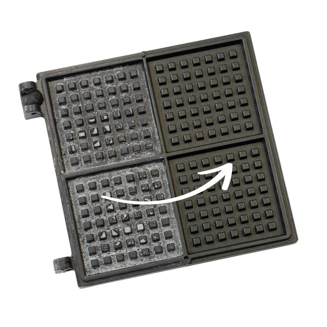 Waffeleisen im Vorher-Nachher-Vergleich mit halb erneuerter Beschichtung.